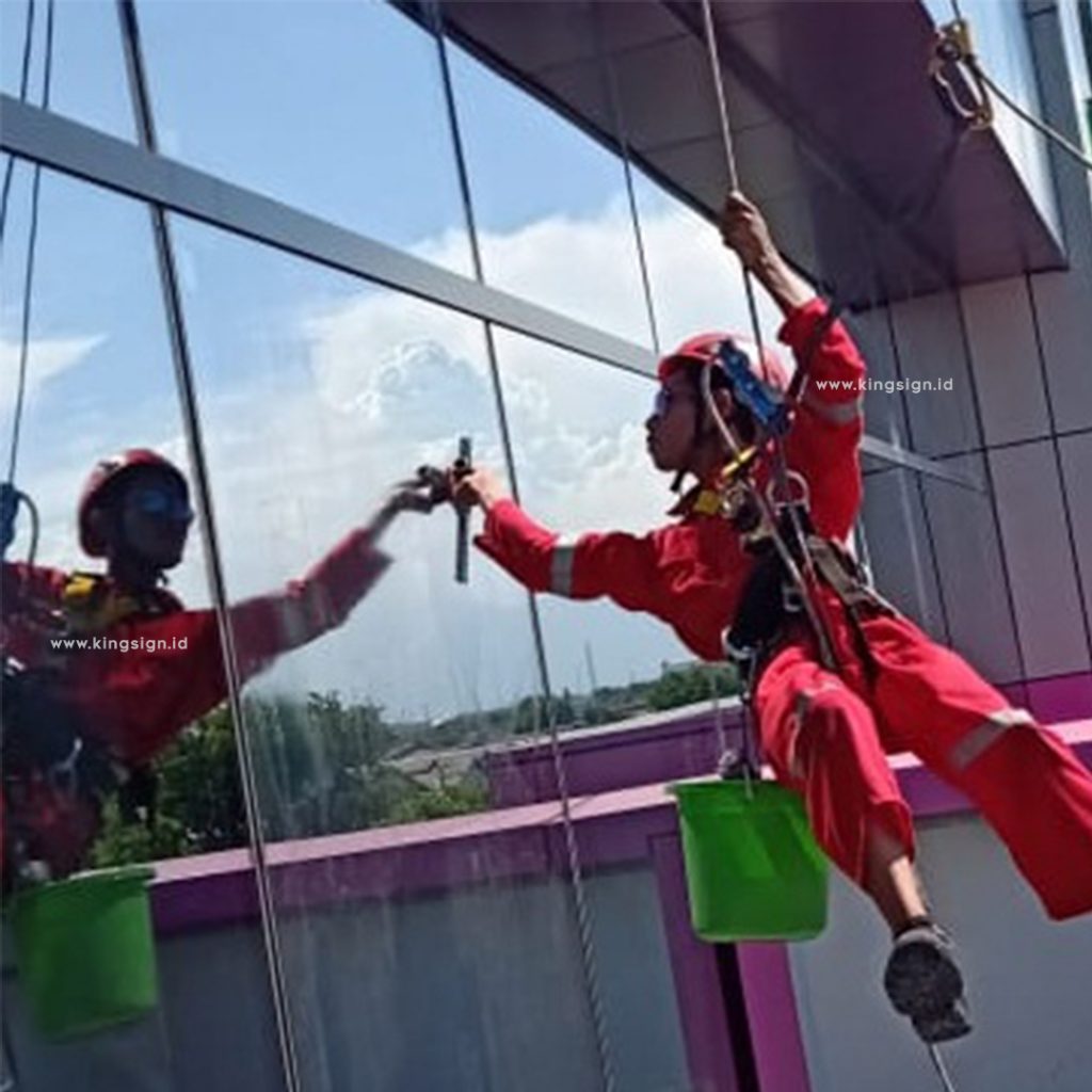 JASA PEMBERSIHAN KACA GEDUNG JAKARTA | KING SIGN