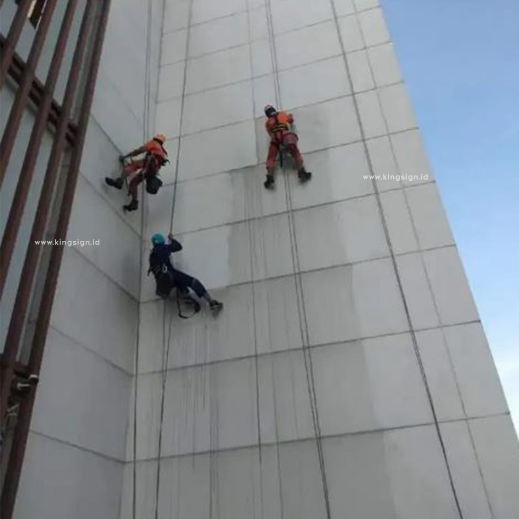 JASA PEMBERSIHAN KACA GEDUNG JAKARTA | KING SIGN