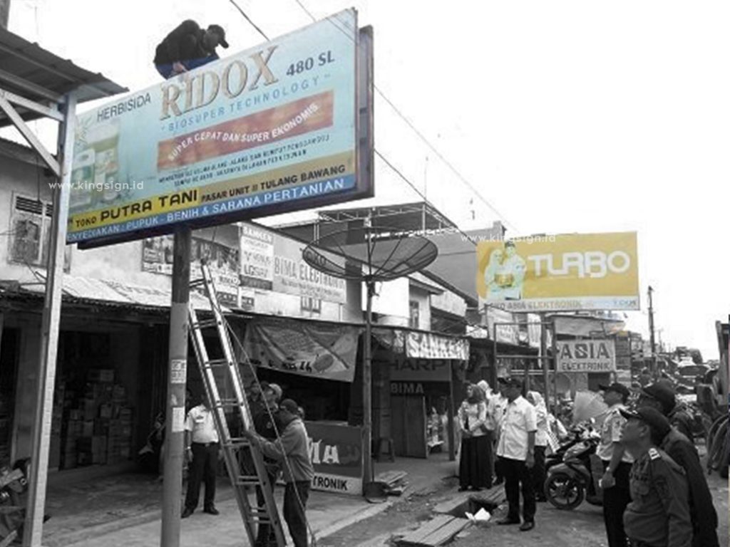 jasa pembongkaran reklame plang nama billboard signboard signage konstruksi reklame