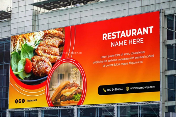 billboard bewarna oranye cerah dan berisi tentang promosi restoran atau makanan yang ada di pusat kota
