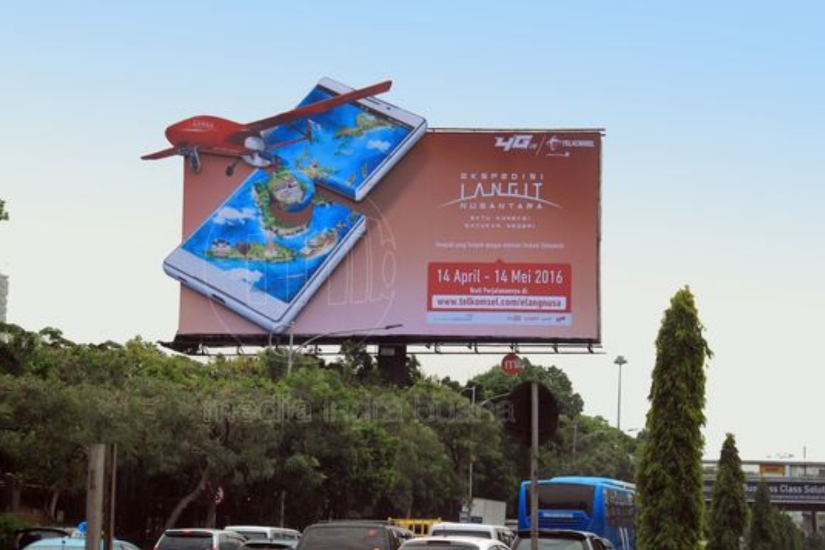 iklan reklame billboard unik berisi promosi provider telfon