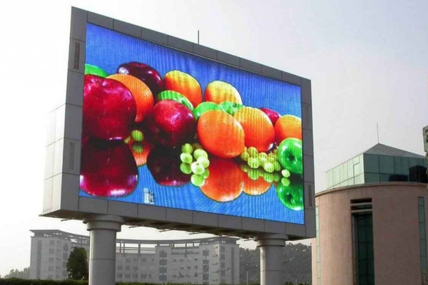 reklame iklan videotron yang ada di tengah pusat kota dan menampilkan iklan atau promosi produk