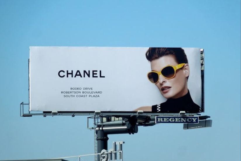 Iklan brand fashion yang terdapat di reklame billboard di pinggir jalan dengan desain simple sederhana dan menarik