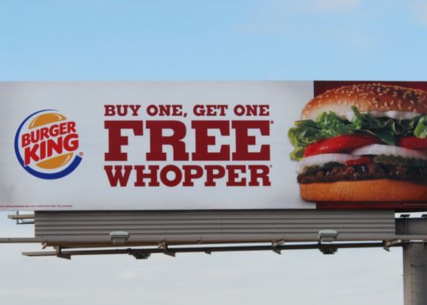 iklan billboard yang menampilkan promosi burger dengan desain simple dan menarik