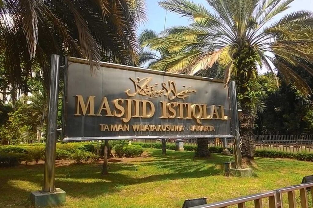 papan nama Masjid Istiqlal