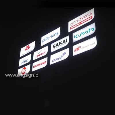 Detail pengerjaan neon box acrylic untuk klien besar dari jasa neon box Bekasi.