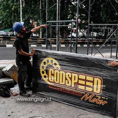 Tim ahli memasang neon box flexy 2 muka, layanan profesional jasa neon box Bekasi.