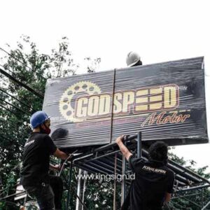 Tim Kingsign saat instalasi neon box flexy, portofolio jasa neon box Bekasi.
